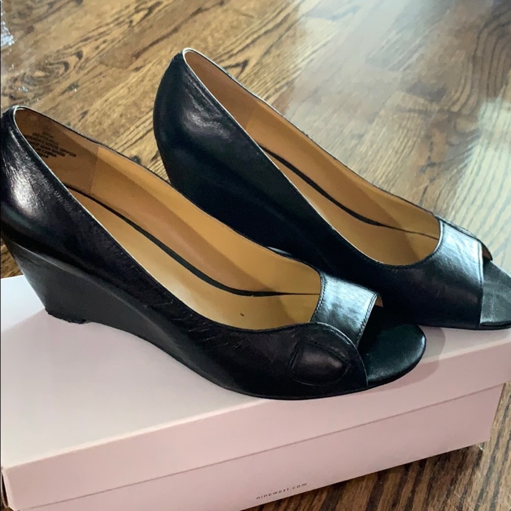 Black wedges